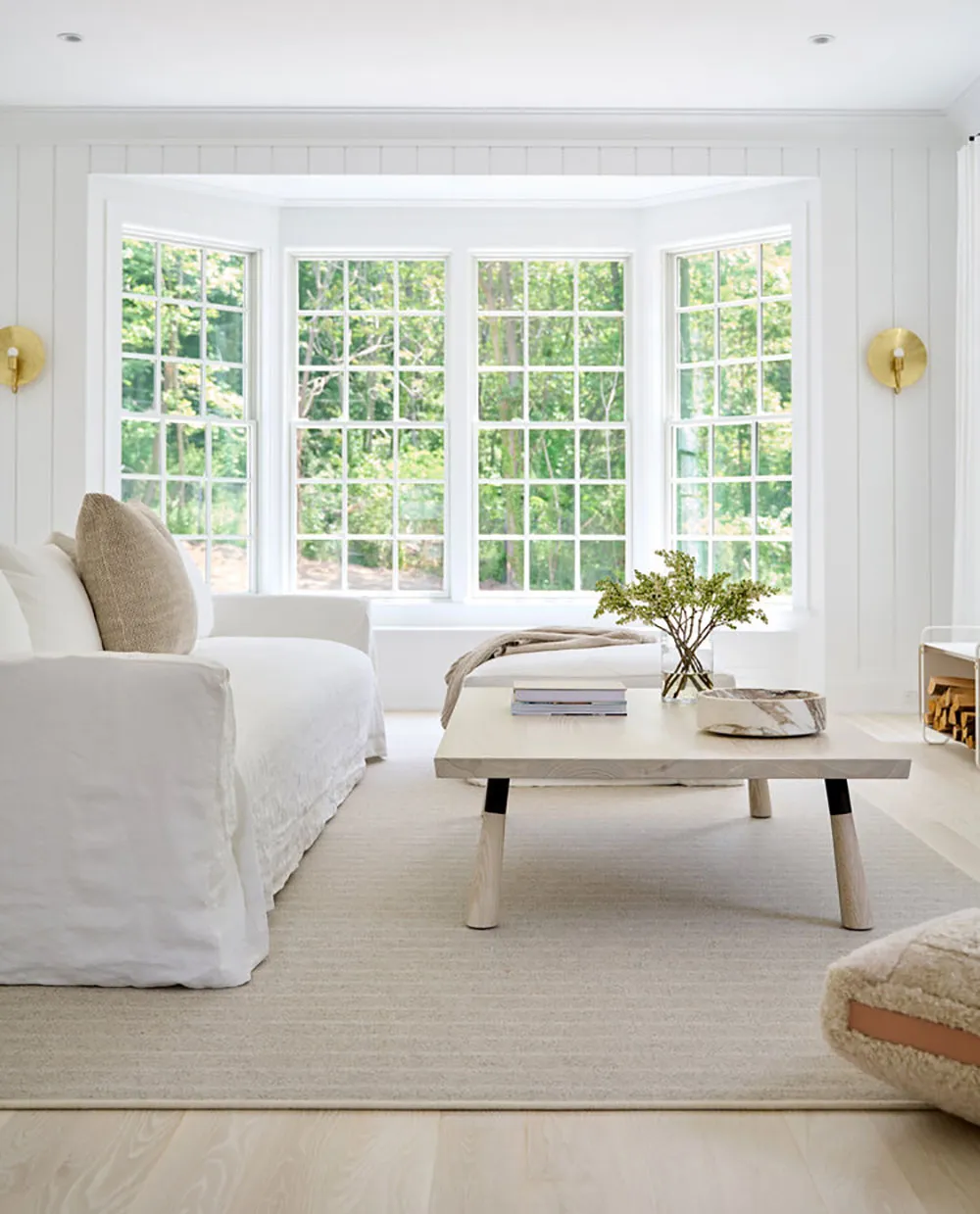 ロングアイランドにある、ナチュラルウッドのディテールが施されたエアリーで白いインテリア - Gallery image 4