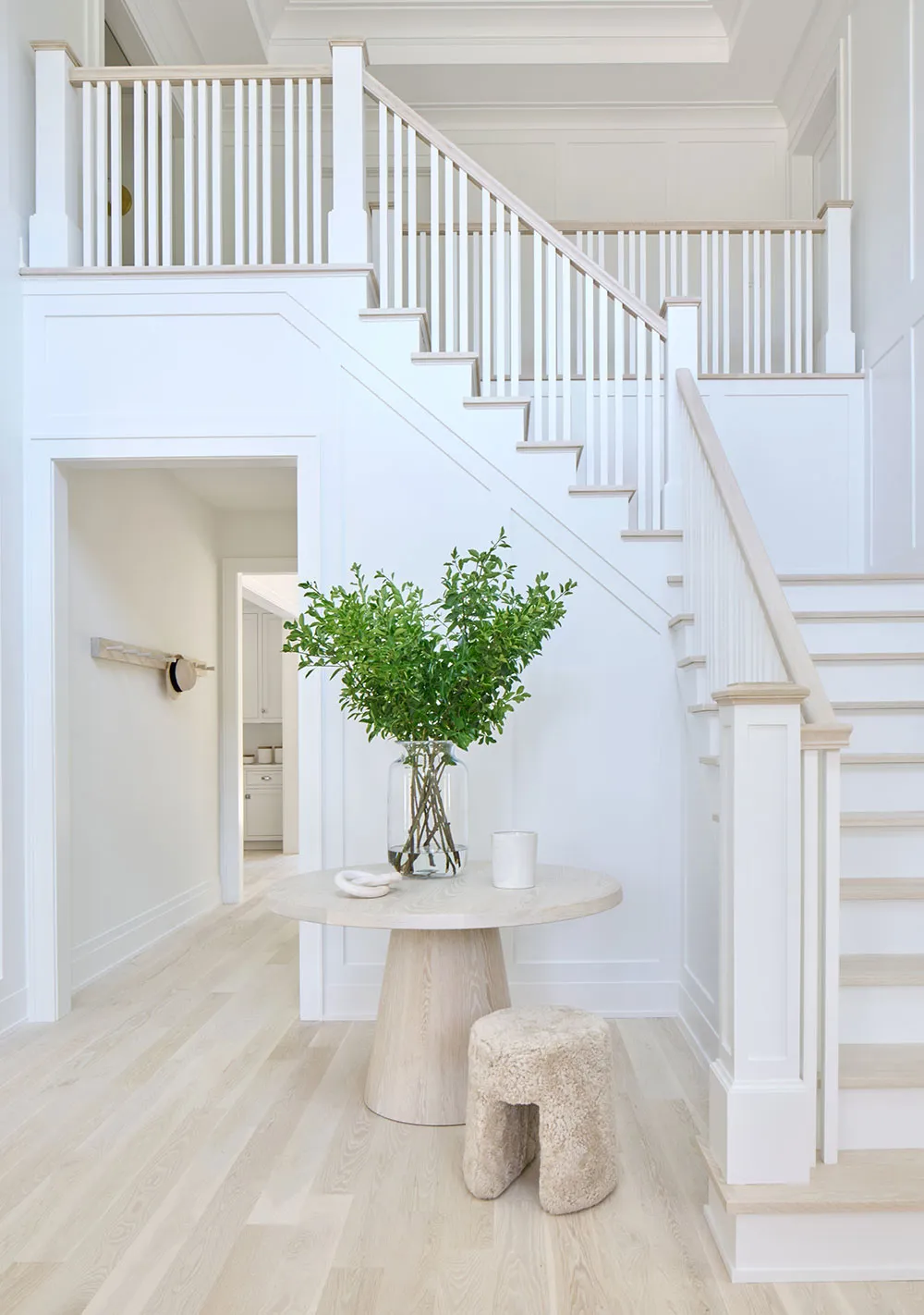 ロングアイランドにある、ナチュラルウッドのディテールが施されたエアリーで白いインテリア - Gallery image 23