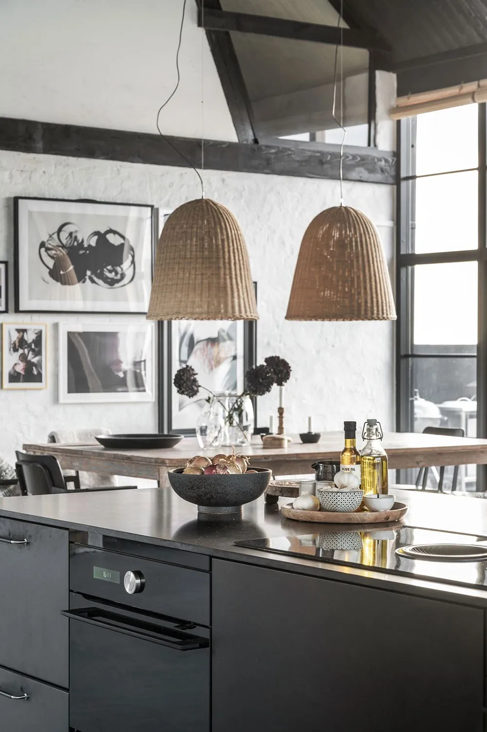 Stylischer moderner Scheunenstil mit schwarz-weißen Interiören - Gallery image 8