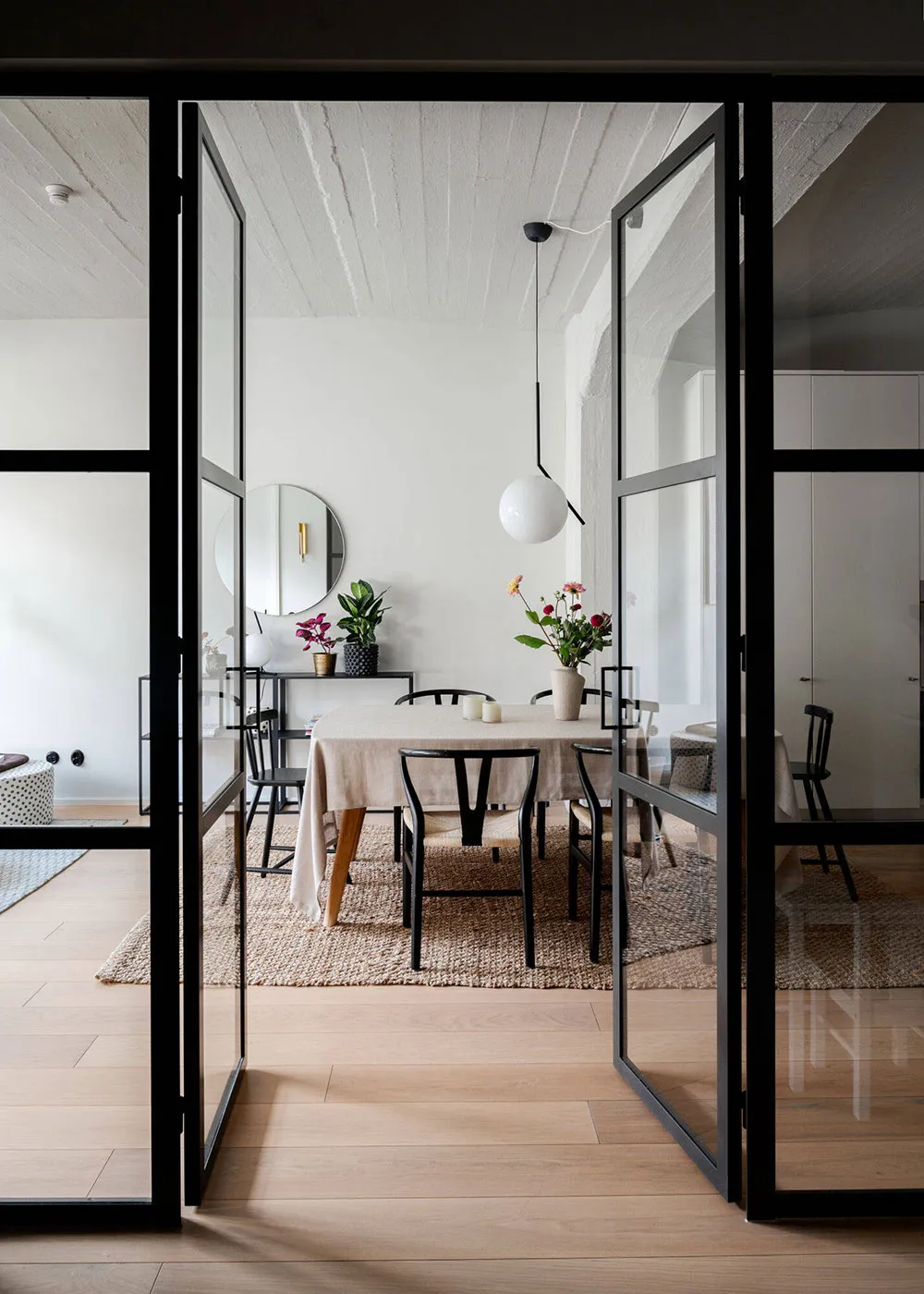 М’який монохромний інтер’єр скандинавського лофта (100 кв. м) - Gallery image 4