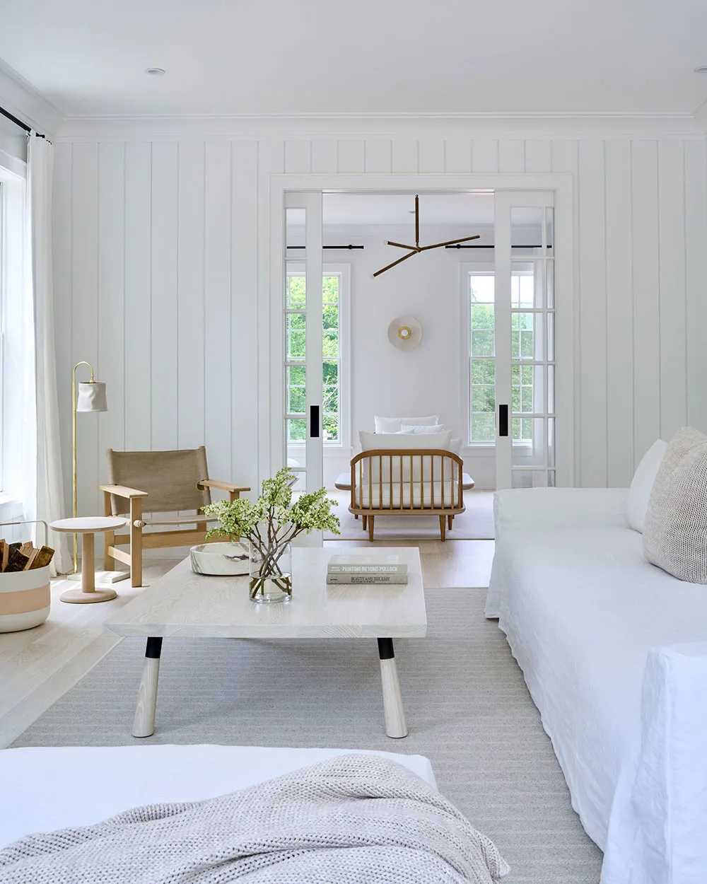ロングアイランドにある、ナチュラルウッドのディテールが施されたエアリーで白いインテリア - Gallery image 5