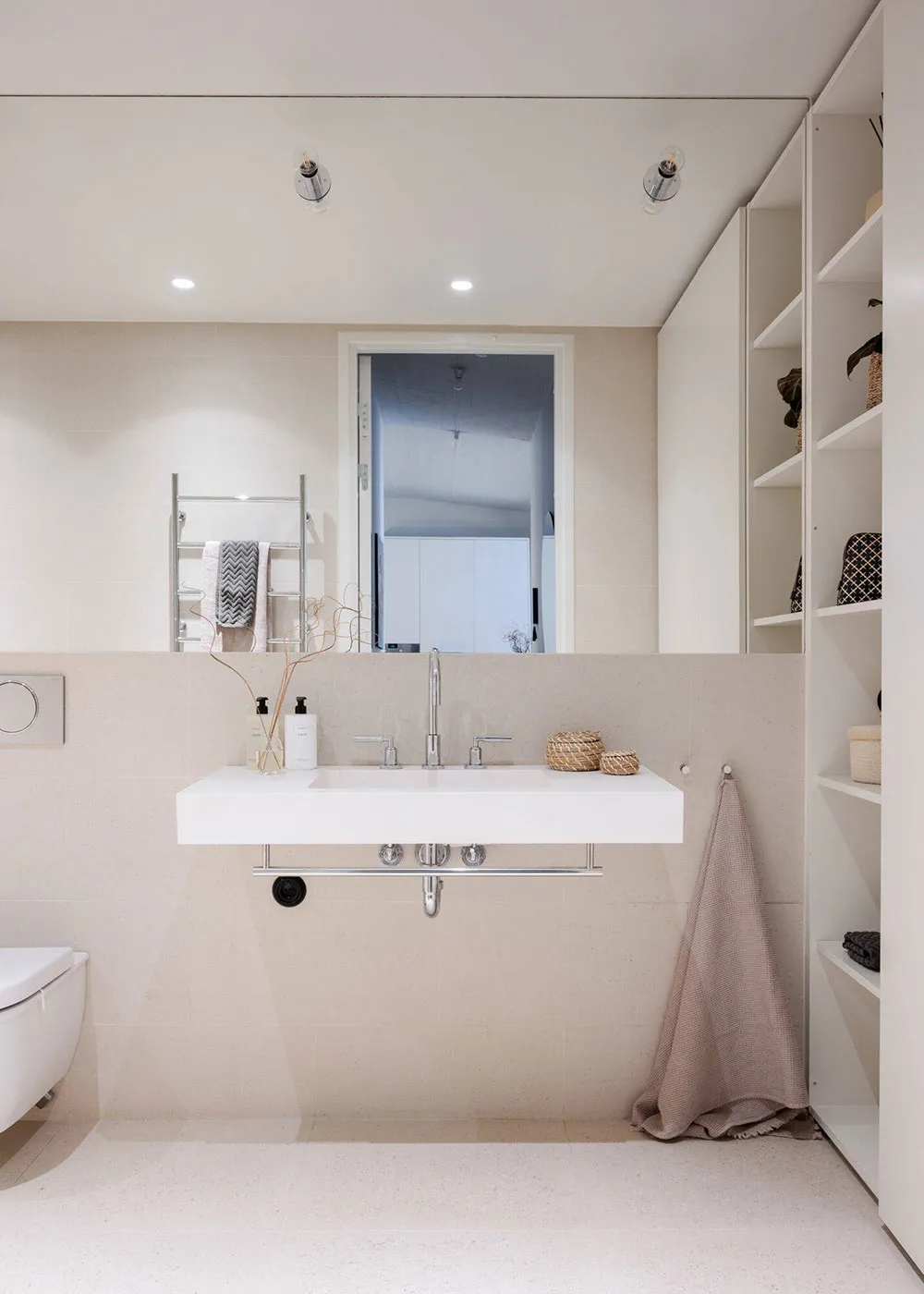 М’який монохромний інтер’єр скандинавського лофта (100 кв. м) - Gallery image 14