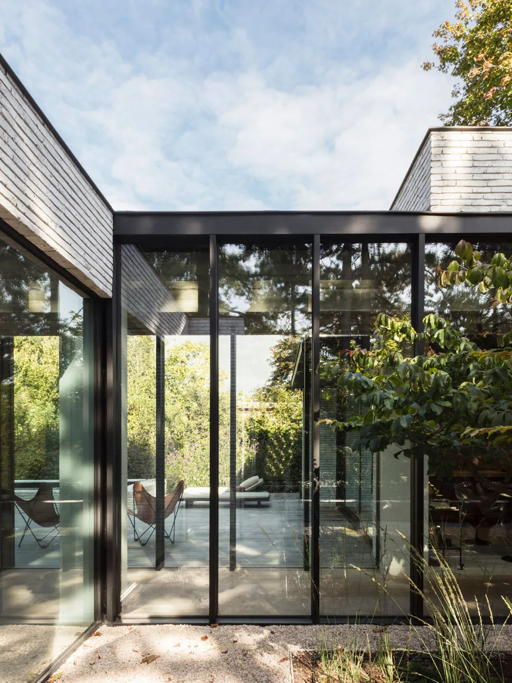 Minimalistisches Interior eines Hauses in Belgien mit stylischen schwarzen Akzenten - Gallery image 1