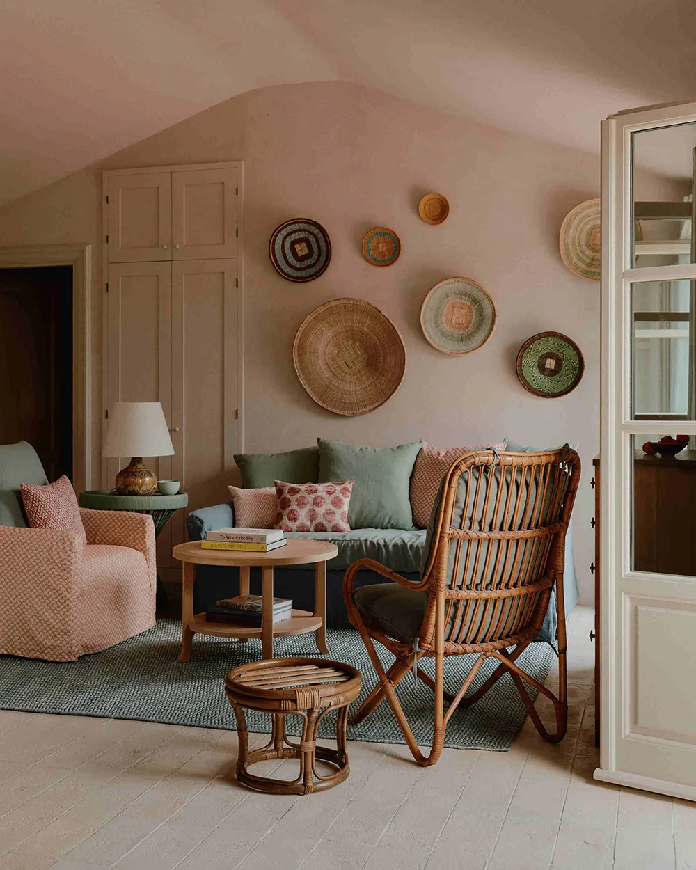 Hermosas tonalidades suaves en el interior de una villa histórica en Toscana - Gallery image 3