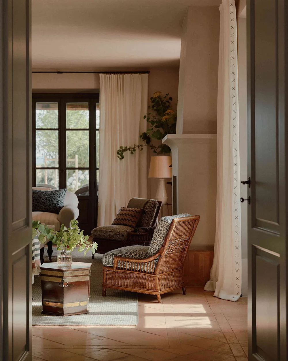 Hermosas tonalidades suaves en el interior de una villa histórica en Toscana - Gallery image 8