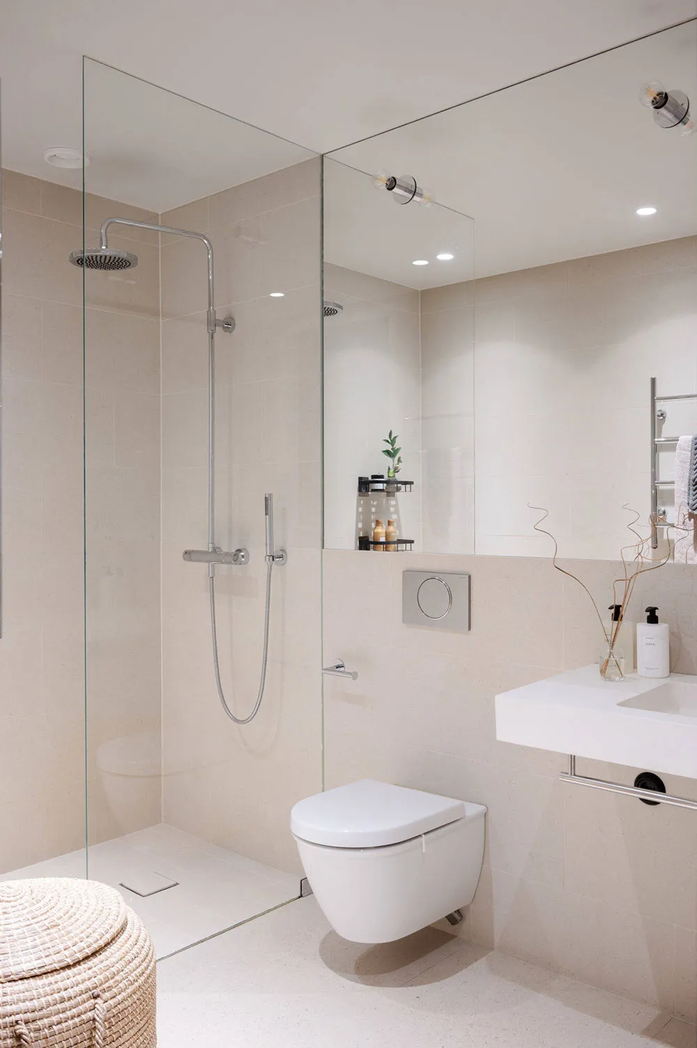 М’який монохромний інтер’єр скандинавського лофта (100 кв. м) - Gallery image 15