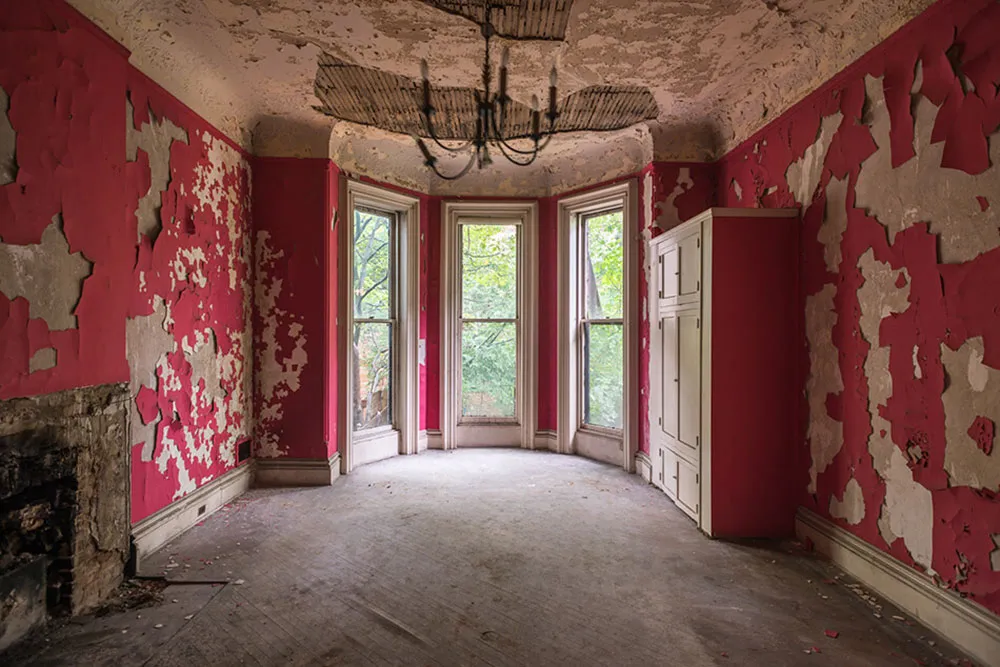 ब्रुकलिन में एक पुनर्संवर्धित ब्राउनस्टोन के अंदरूनी हिस्से में जीवंत रंग एवं पैटर्न
(Vibrant colors and patterns in the interior of a restored brownstone in Brooklyn) - Gallery image 22