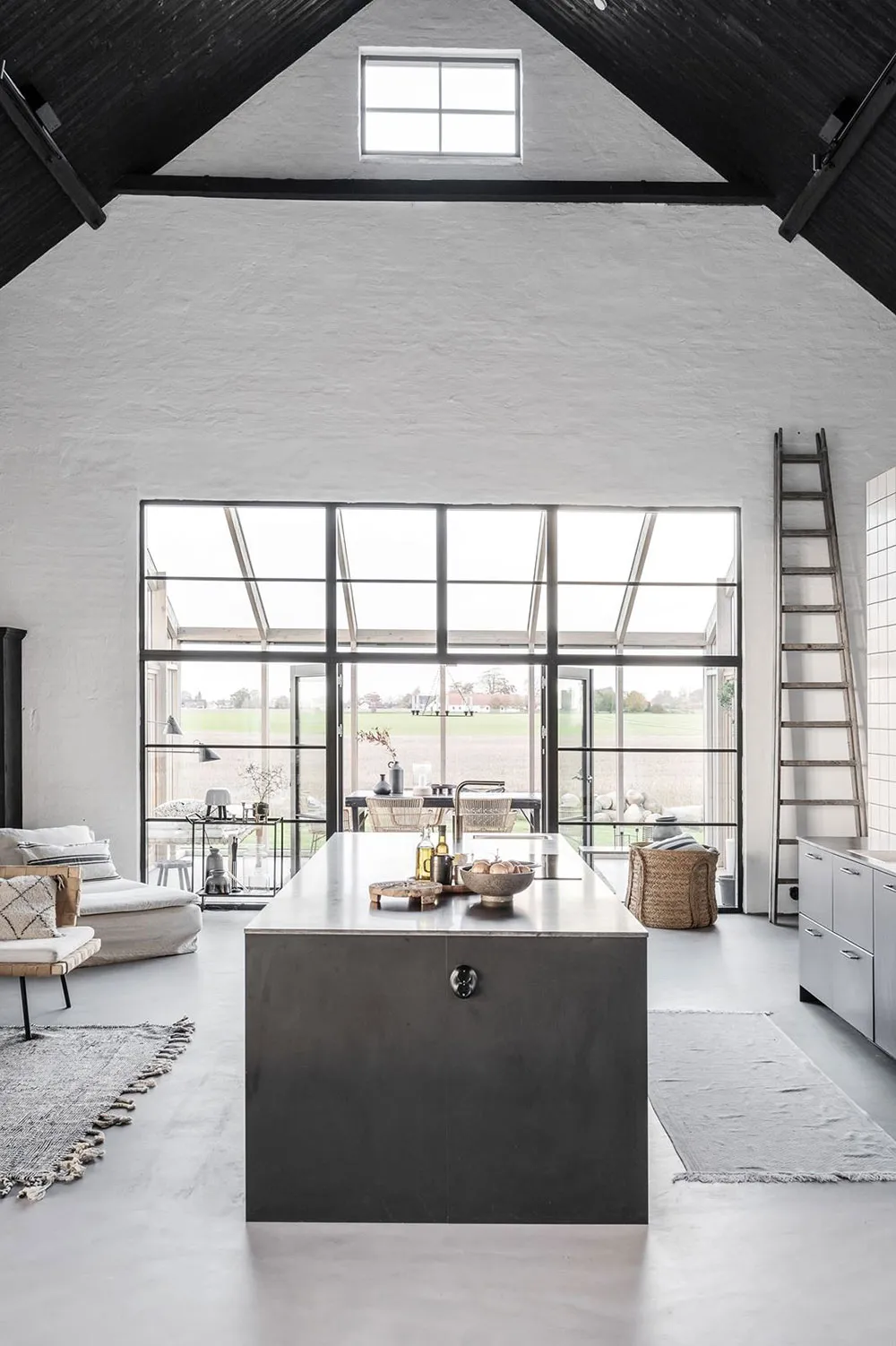 Stylischer moderner Scheunenstil mit schwarz-weißen Interiören - Gallery image 10