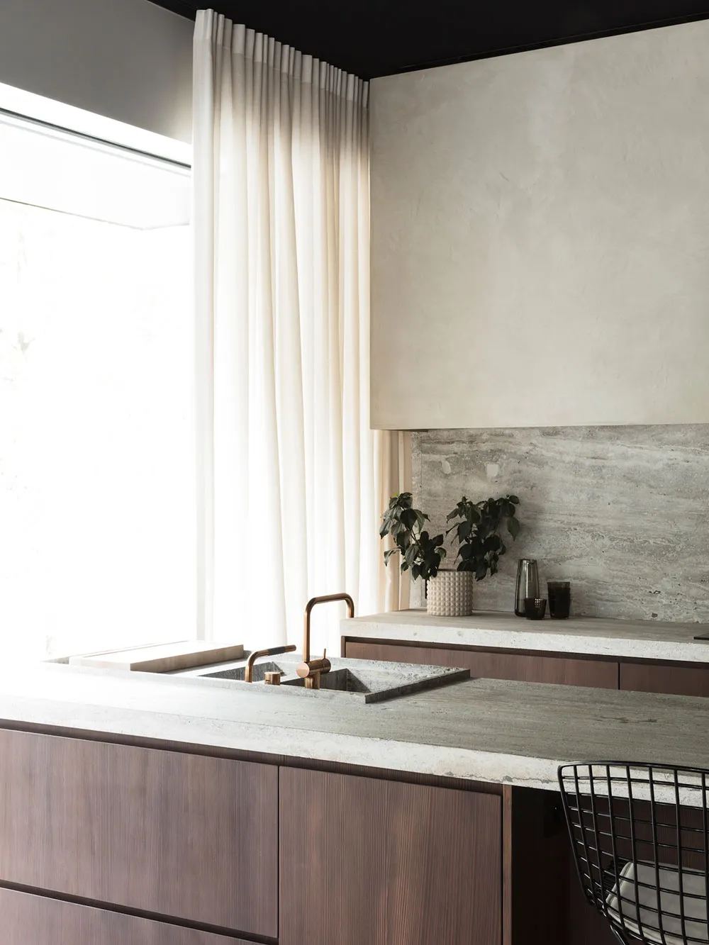 Minimalistisches Interior eines Hauses in Belgien mit stylischen schwarzen Akzenten - Gallery image 3