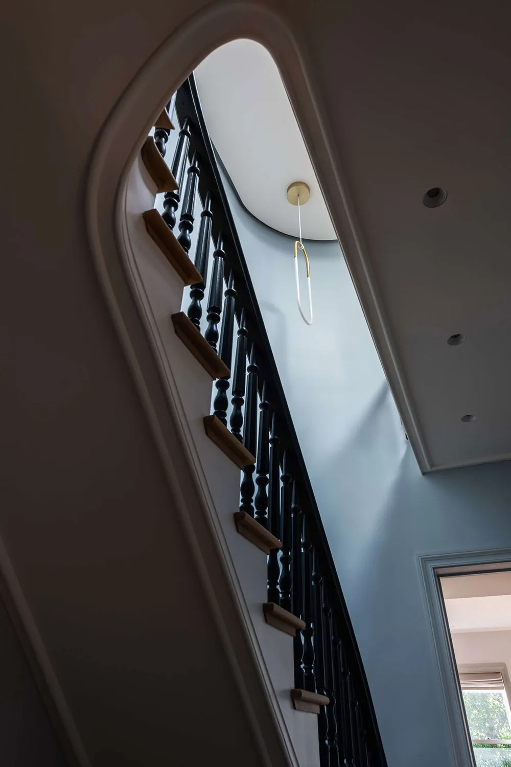 ब्रुकलिन में एक पुनर्संवर्धित ब्राउनस्टोन के अंदरूनी हिस्से में जीवंत रंग एवं पैटर्न
(Vibrant colors and patterns in the interior of a restored brownstone in Brooklyn) - Gallery image 20