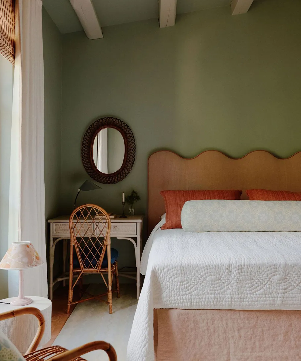 Hermosas tonalidades suaves en el interior de una villa histórica en Toscana - Gallery image 12