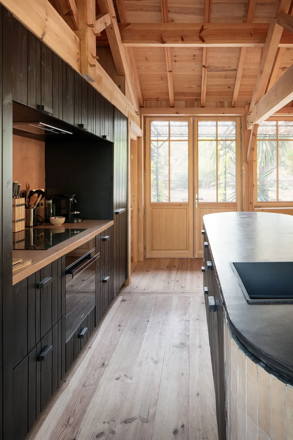 Niesamowity drewniany domek na Błękitnym Wybrzeżu, utopiony w zieleń - Gallery image 6