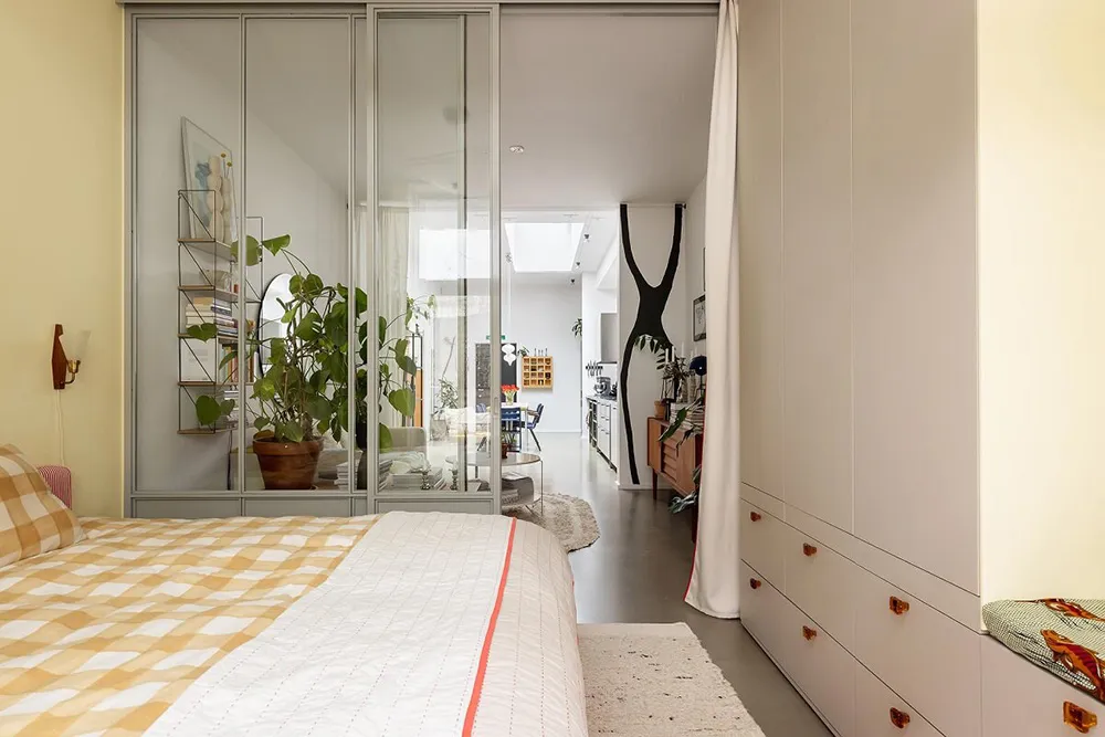 Unusual Apartment in a Semi-Basement in Stockholm - 12