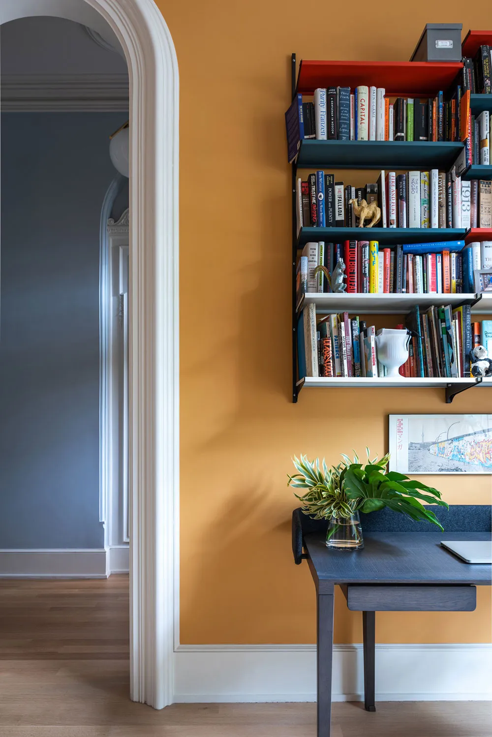 ब्रुकलिन में एक पुनर्संवर्धित ब्राउनस्टोन के अंदरूनी हिस्से में जीवंत रंग एवं पैटर्न
(Vibrant colors and patterns in the interior of a restored brownstone in Brooklyn) - Gallery image 7