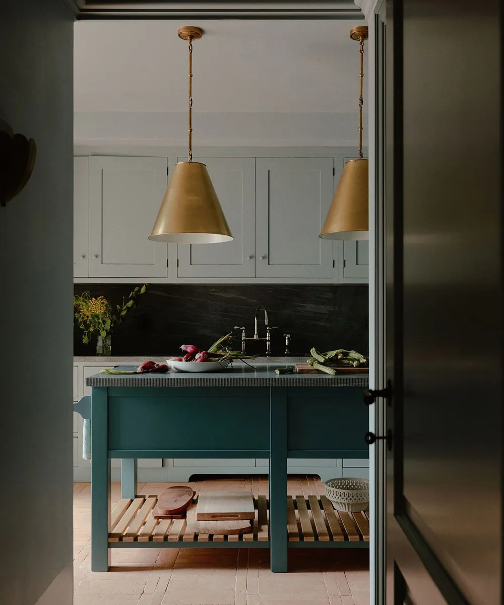 Hermosas tonalidades suaves en el interior de una villa histórica en Toscana - Gallery image 13