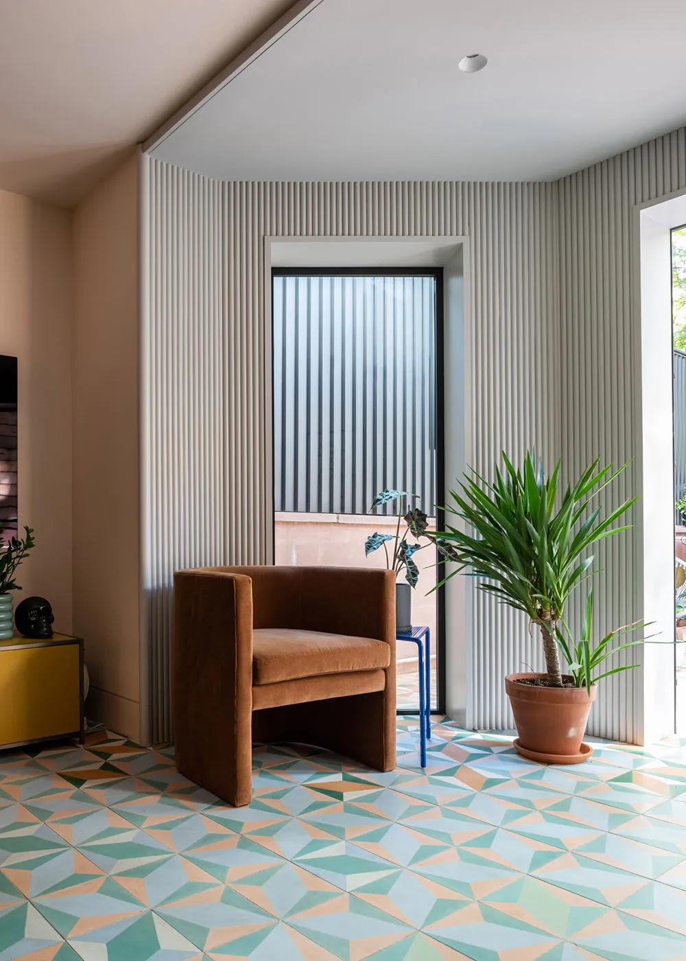 ब्रुकलिन में एक पुनर्संवर्धित ब्राउनस्टोन के अंदरूनी हिस्से में जीवंत रंग एवं पैटर्न
(Vibrant colors and patterns in the interior of a restored brownstone in Brooklyn) - Gallery image 15