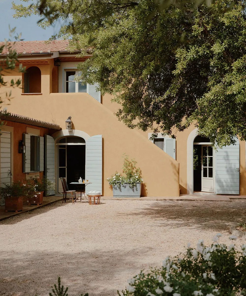 Hermosas tonalidades suaves en el interior de una villa histórica en Toscana - Gallery image 1