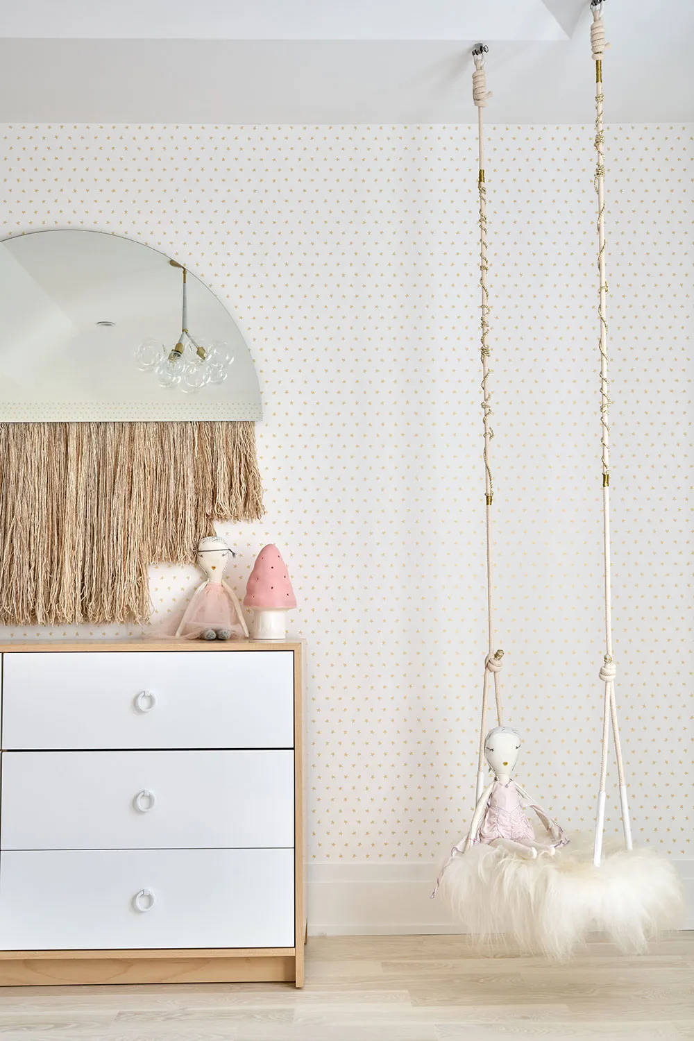 ロングアイランドにある、ナチュラルウッドのディテールが施されたエアリーで白いインテリア - Gallery image 22