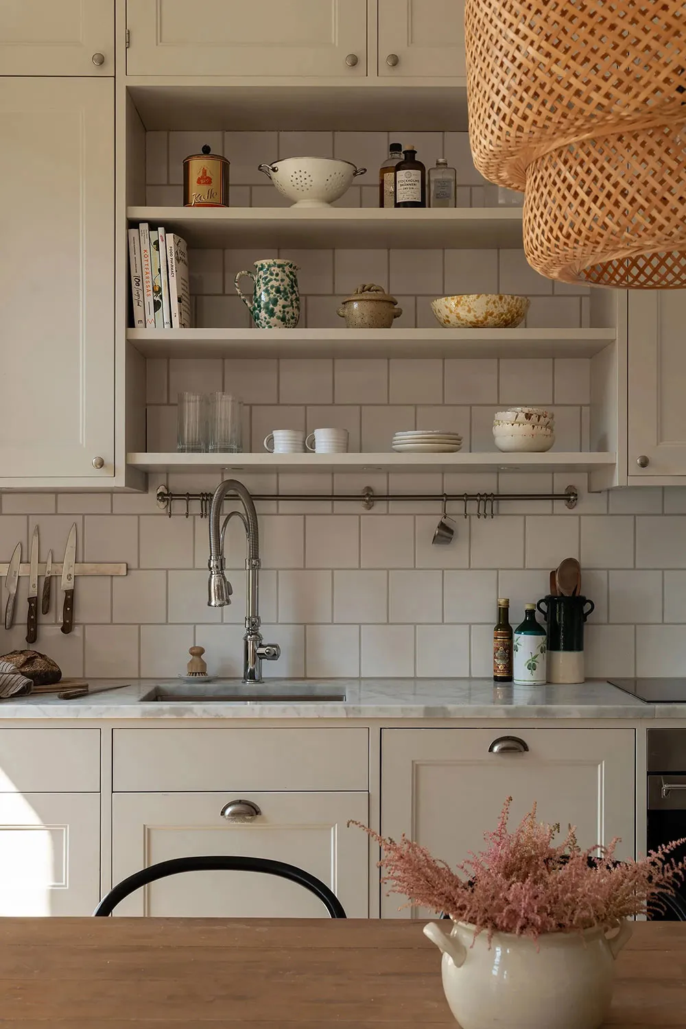 Décor chaleureux et planification ouverte : petite appartement dans un vieil immeuble (52 m²) - Gallery image 13