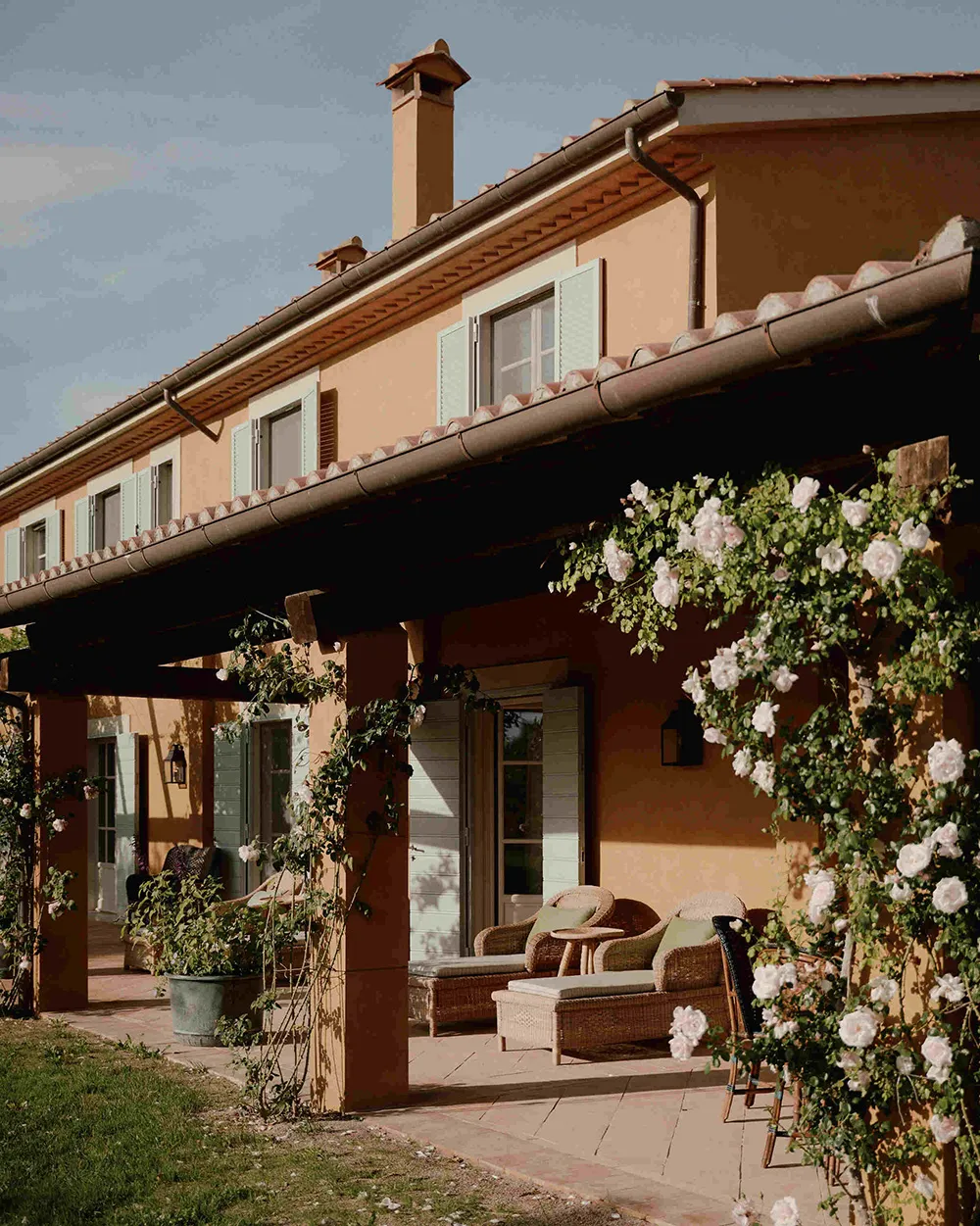 Hermosas tonalidades suaves en el interior de una villa histórica en Toscana - Gallery image 2