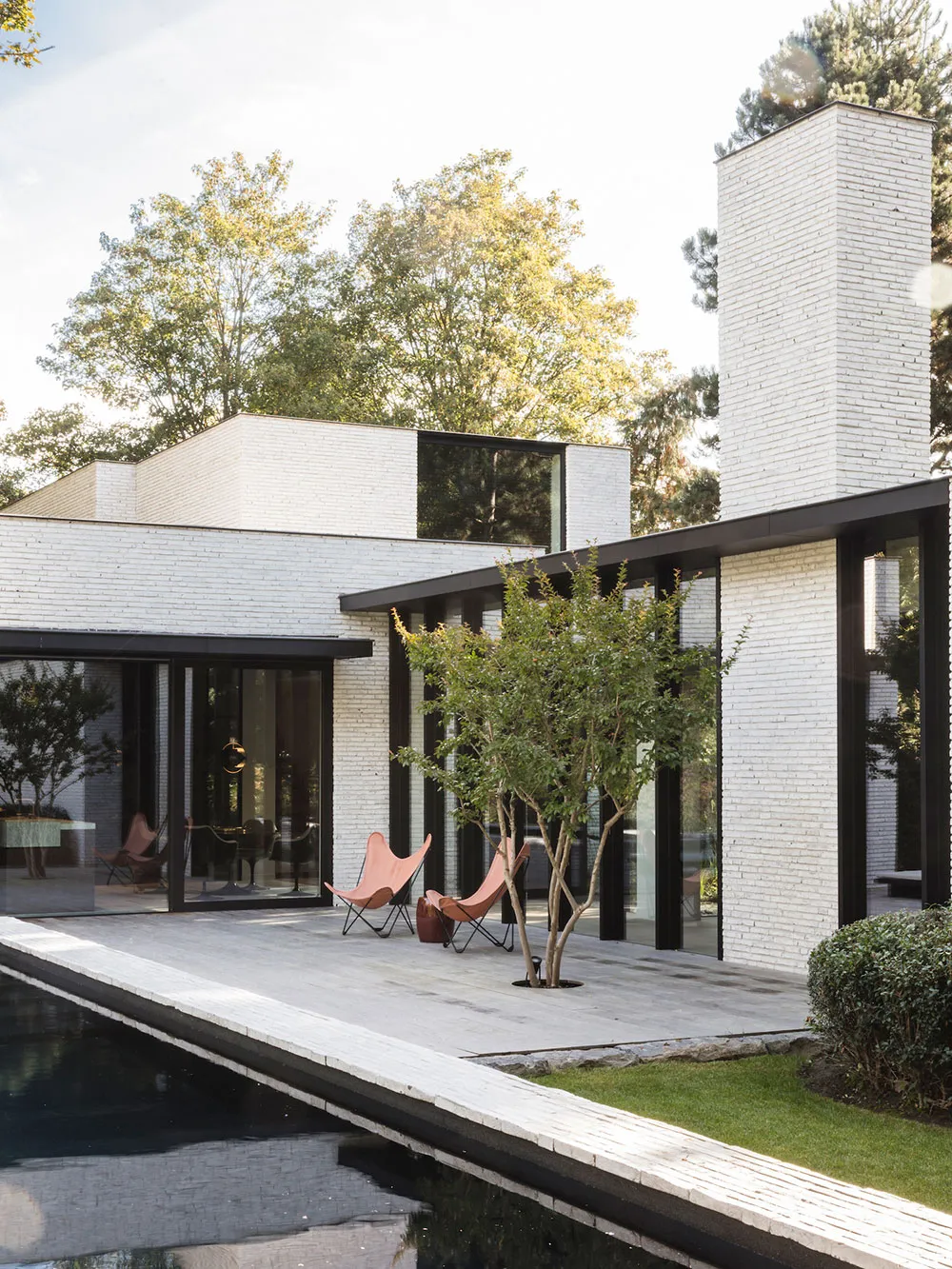 Minimalistisches Interior eines Hauses in Belgien mit stylischen schwarzen Akzenten - Gallery image 21