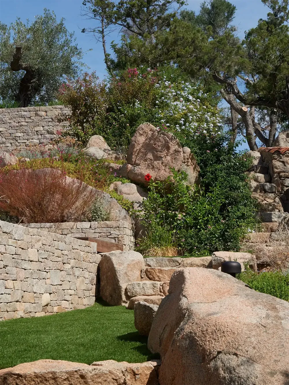 Green sofa and other vibrant details: beach house on Corsica - Gallery image 17