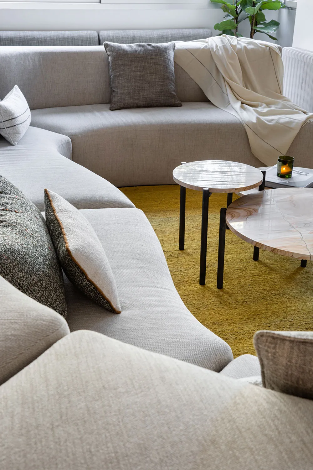 Columnas de concreto y diseño moderno acogedor: apartamento en Madrid - Gallery image 3