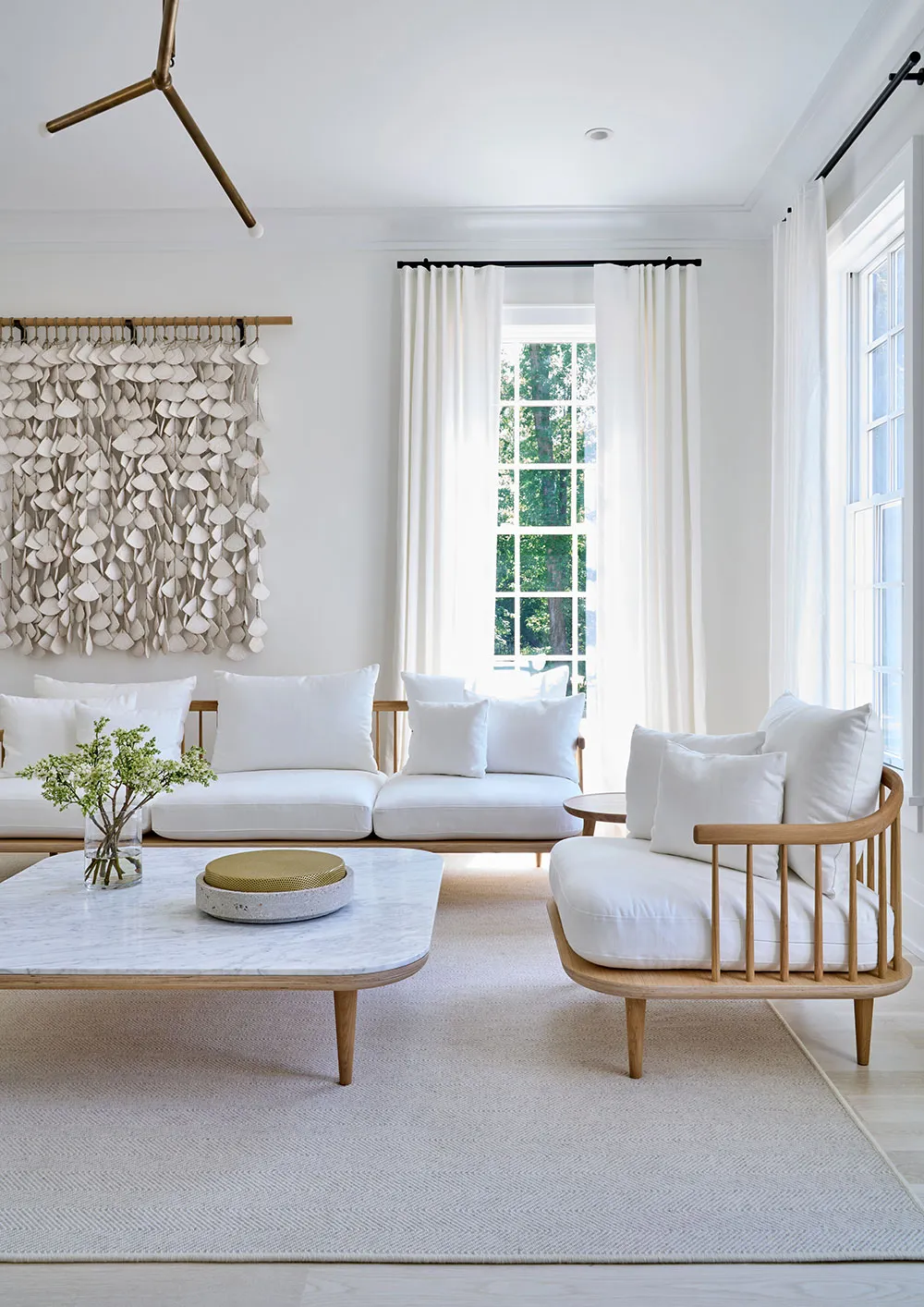 ロングアイランドにある、ナチュラルウッドのディテールが施されたエアリーで白いインテリア - Gallery image 1