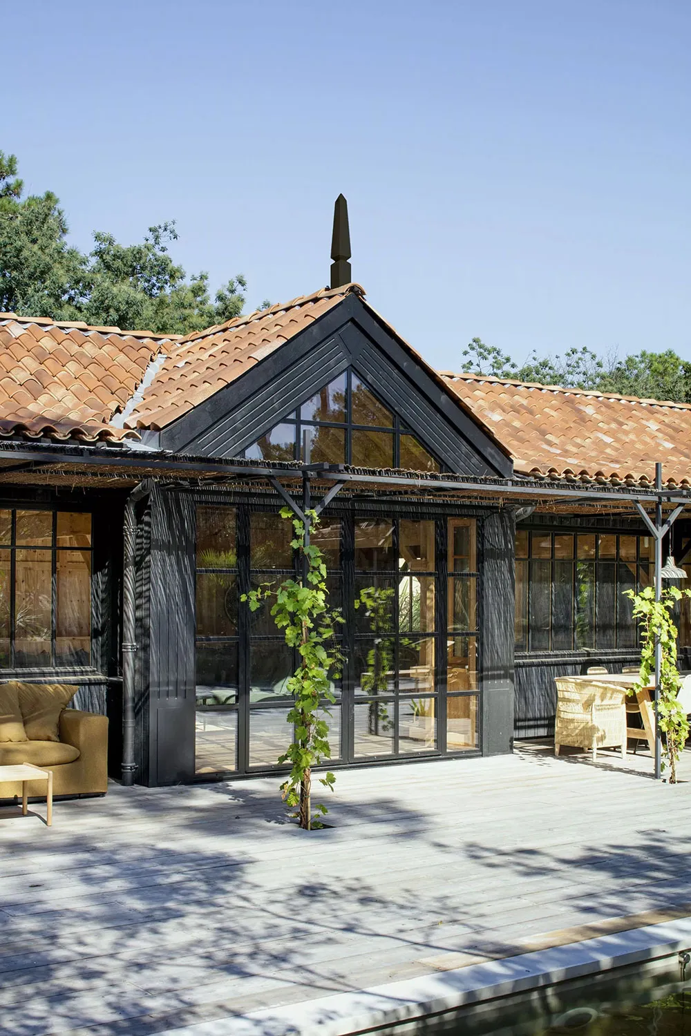 Niesamowity drewniany domek na Błękitnym Wybrzeżu, utopiony w zieleń - Gallery image 1