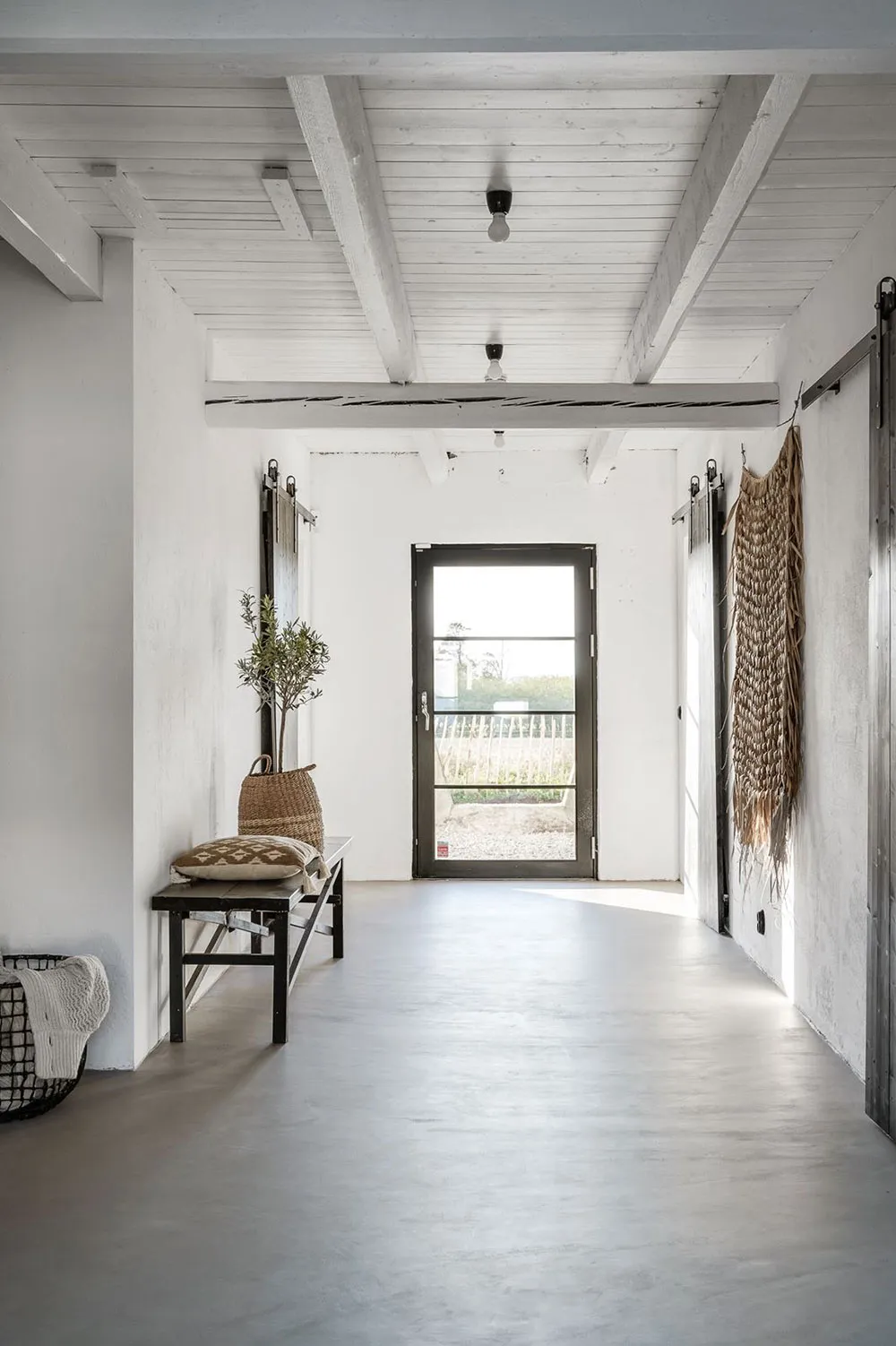 Stylischer moderner Scheunenstil mit schwarz-weißen Interiören - Gallery image 11