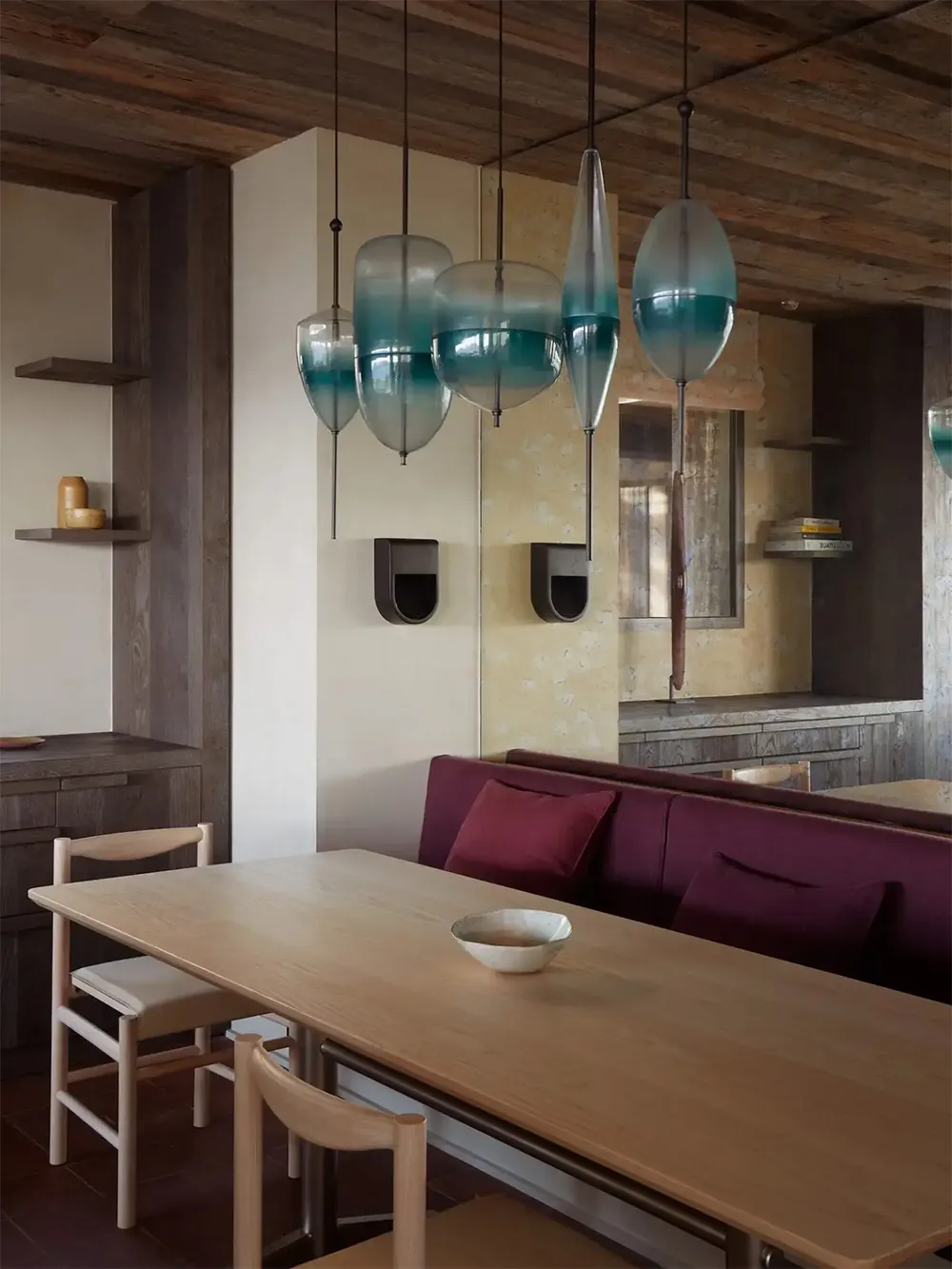 Green sofa and other vibrant details: beach house on Corsica - Gallery image 7