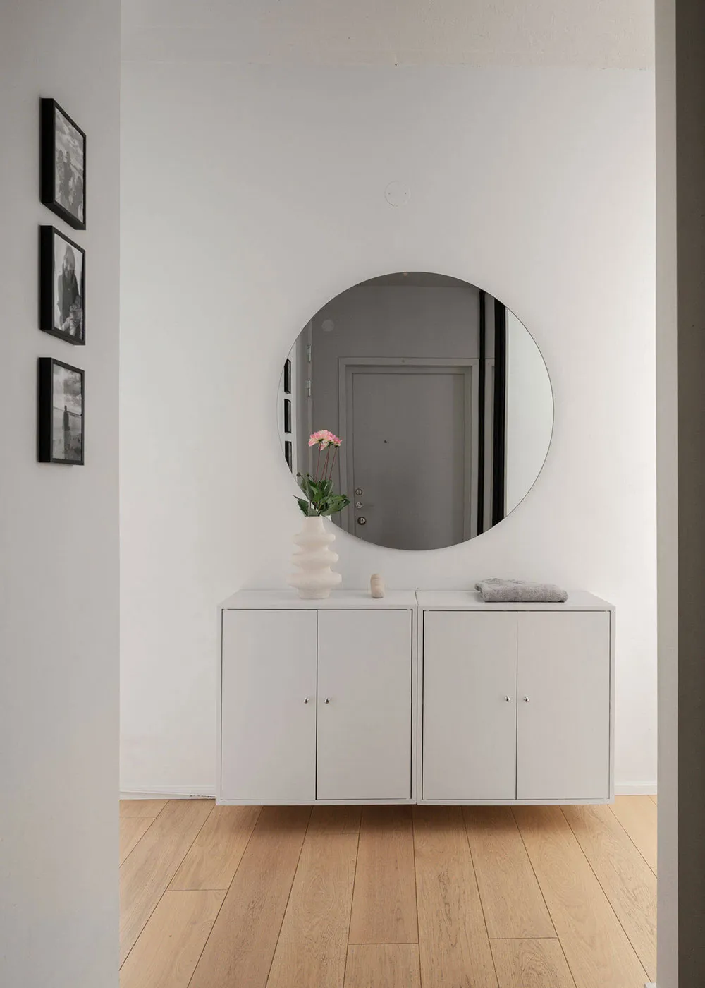 М’який монохромний інтер’єр скандинавського лофта (100 кв. м) - Gallery image 23