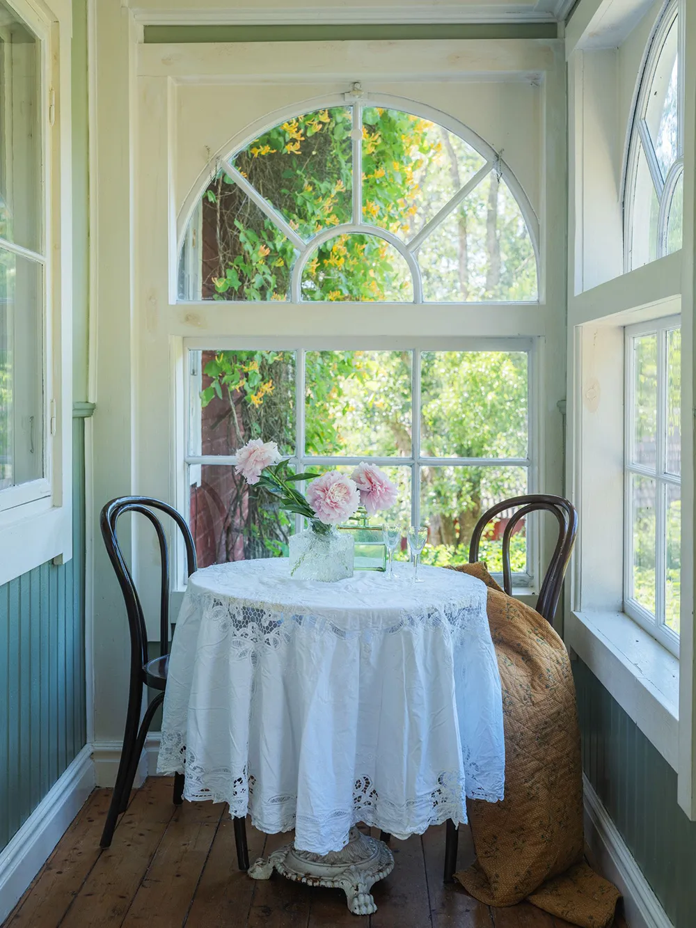 Large and Bright Cottage in the Building of an Old Rural School in Sweden - Gallery image 1