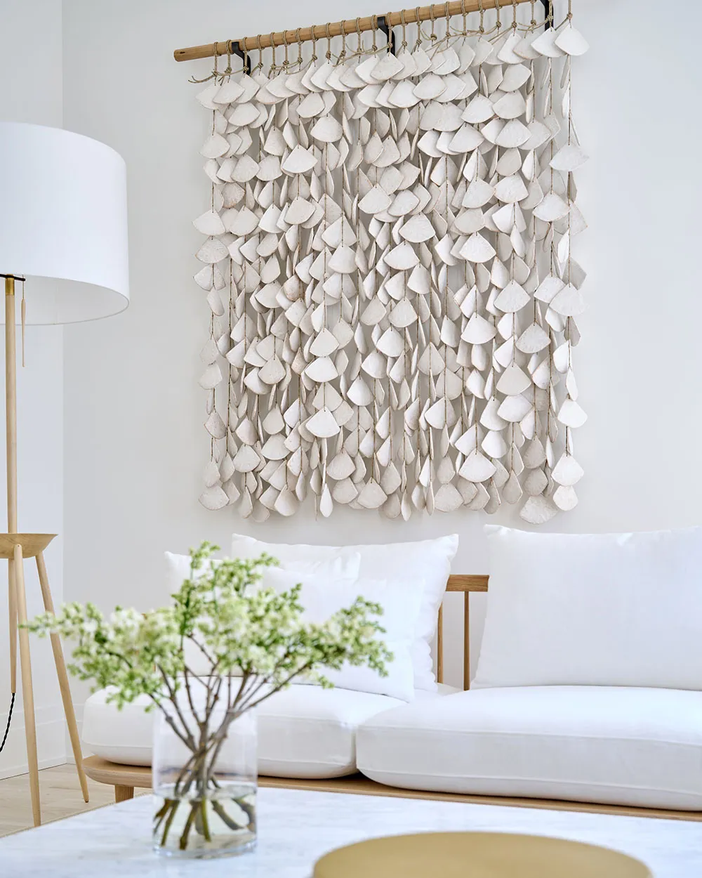 ロングアイランドにある、ナチュラルウッドのディテールが施されたエアリーで白いインテリア - Gallery image 3