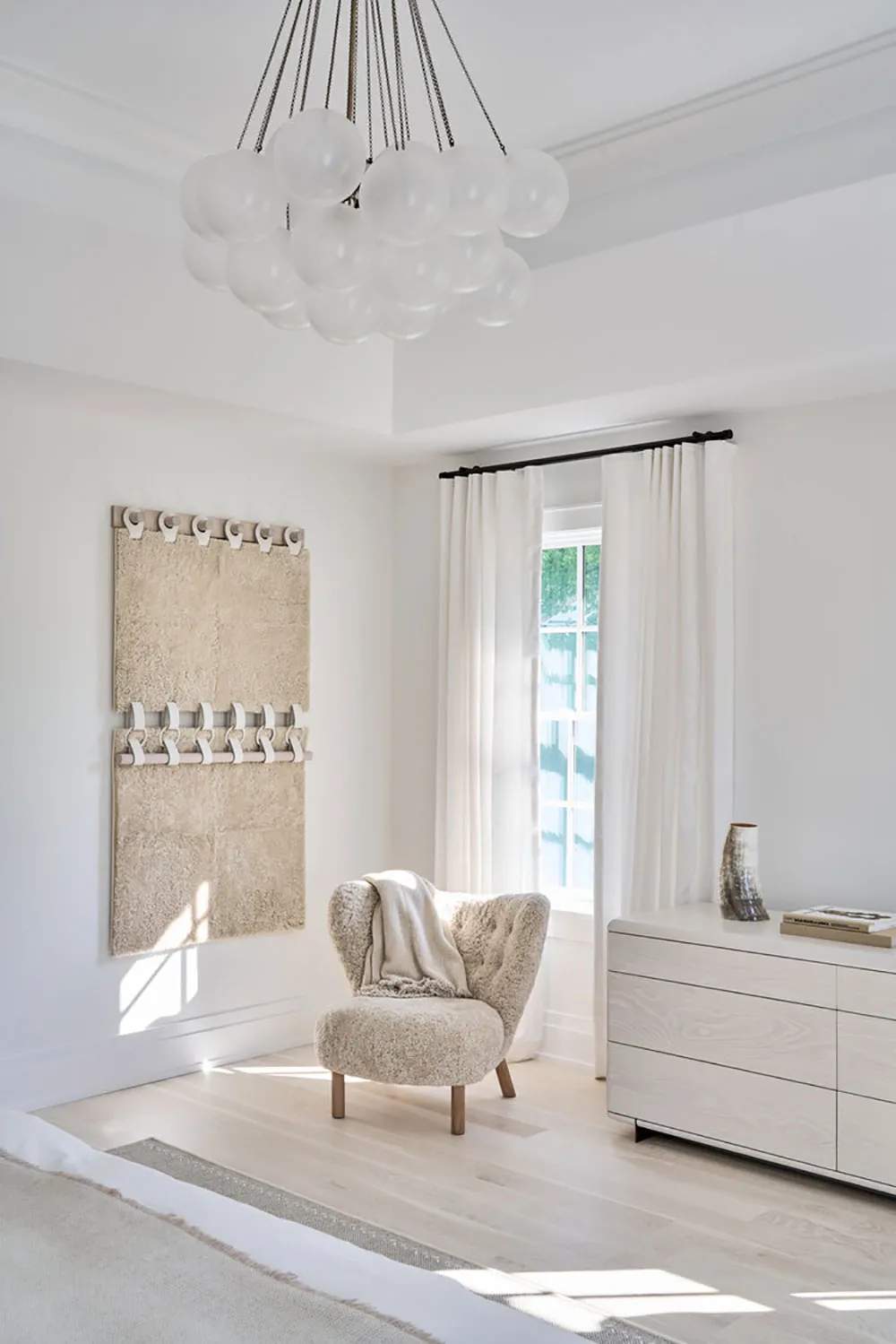 ロングアイランドにある、ナチュラルウッドのディテールが施されたエアリーで白いインテリア - Gallery image 16