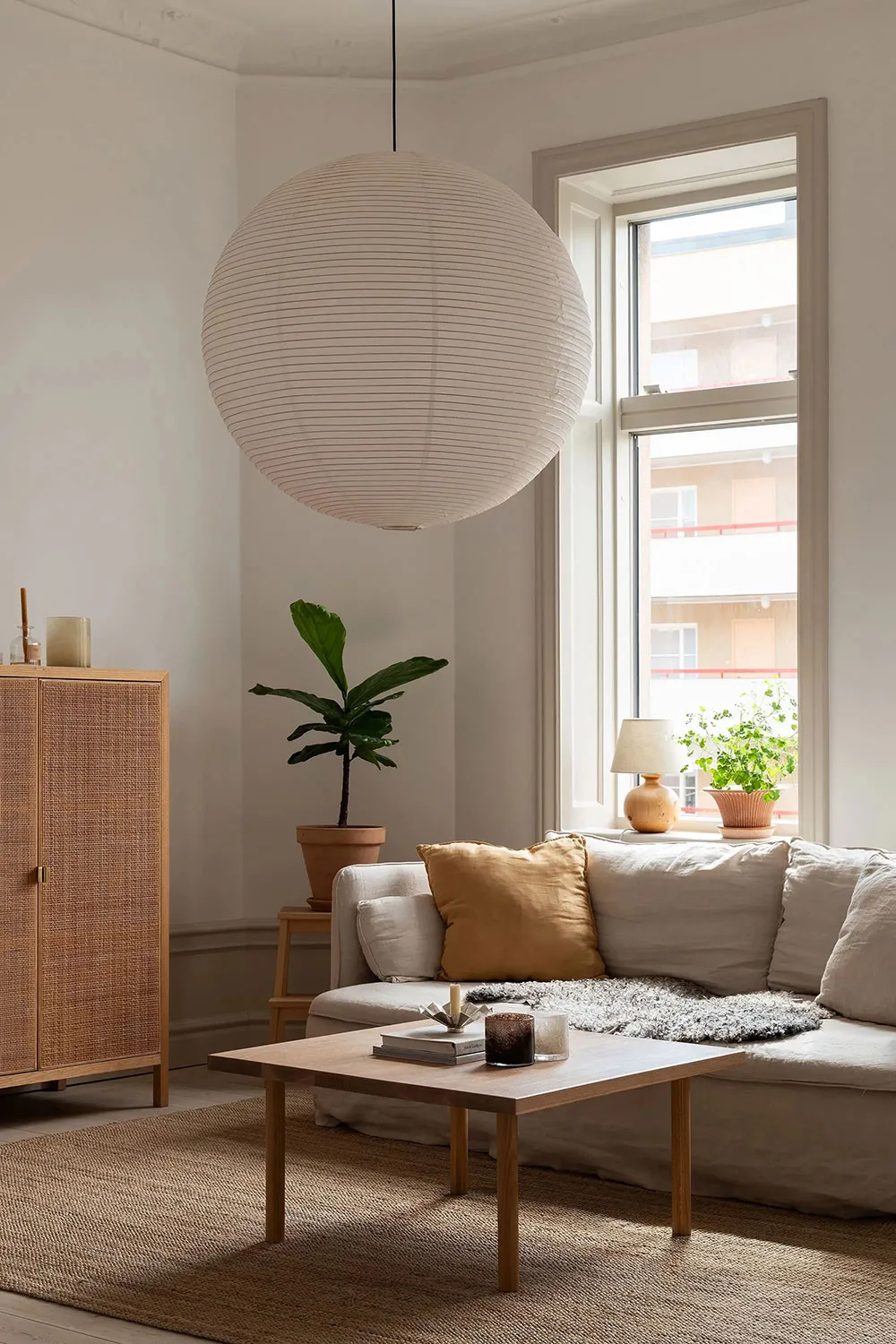 Décor chaleureux et planification ouverte : petite appartement dans un vieil immeuble (52 m²) - Gallery image 1