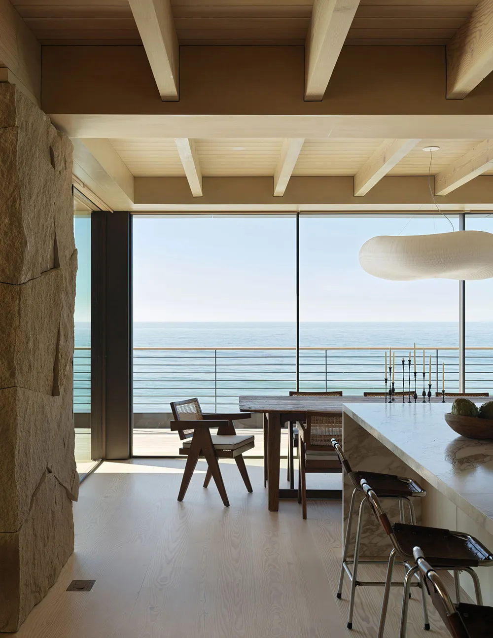 Warm modernes Interior am Ozeanufer in Kalifornien - Gallery image 2