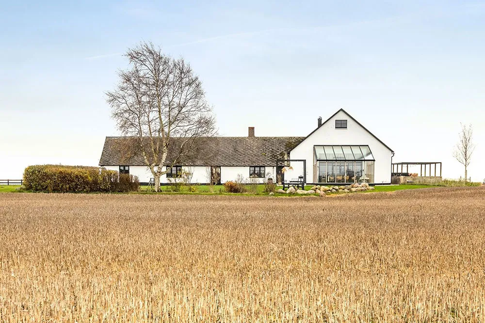 Stylischer moderner Scheunenstil mit schwarz-weißen Interiören - Gallery image 25