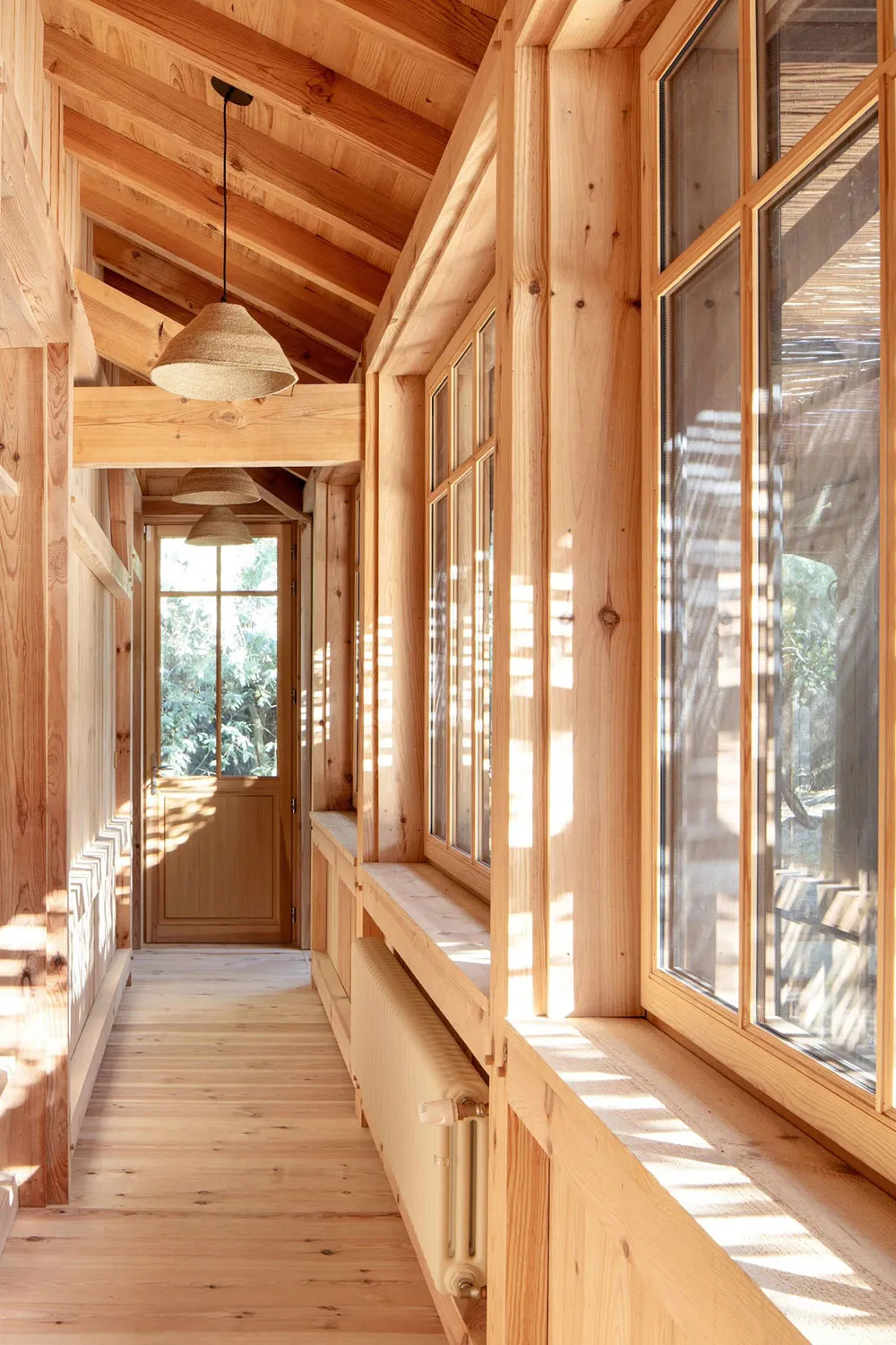 Niesamowity drewniany domek na Błękitnym Wybrzeżu, utopiony w zieleń - Gallery image 14