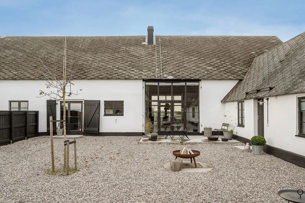 Stylischer moderner Scheunenstil mit schwarz-weißen Interiören - Gallery image 26