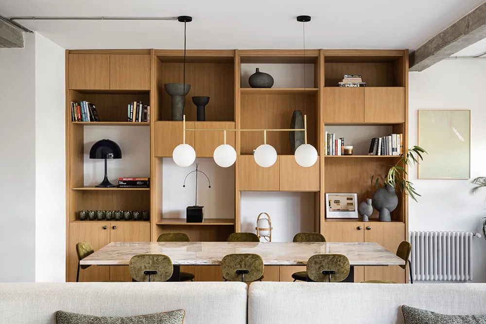 Columnas de concreto y diseño moderno acogedor: apartamento en Madrid - Gallery image 1