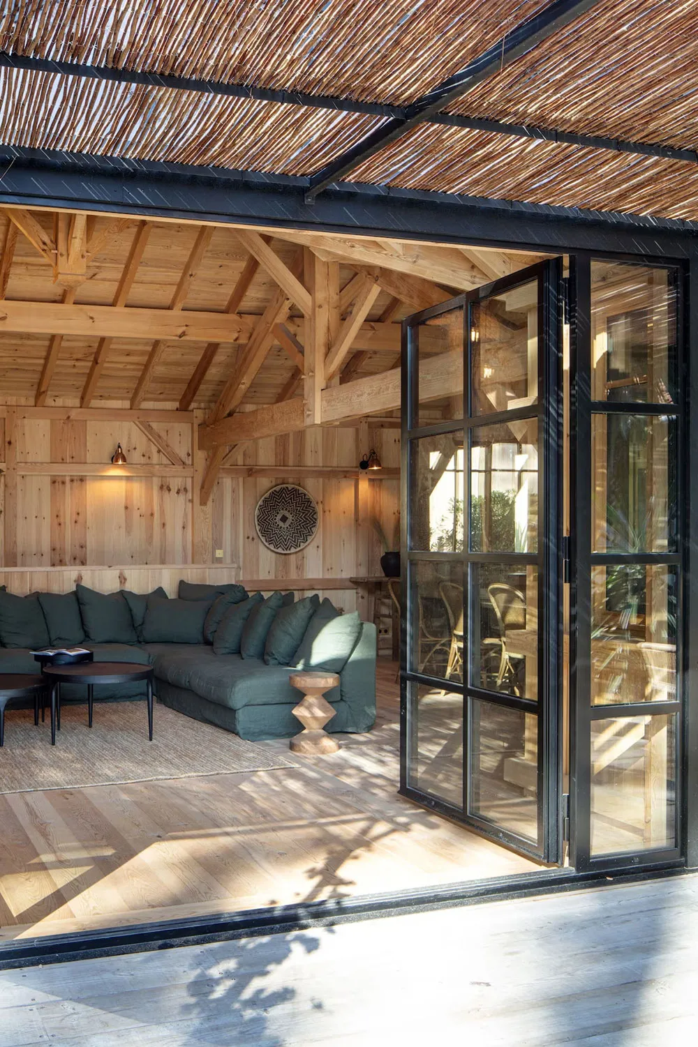 Niesamowity drewniany domek na Błękitnym Wybrzeżu, utopiony w zieleń - Gallery image 15