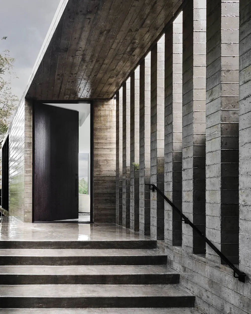 Современный дом из стекла и бетона, который сливается с природой - Gallery image 12