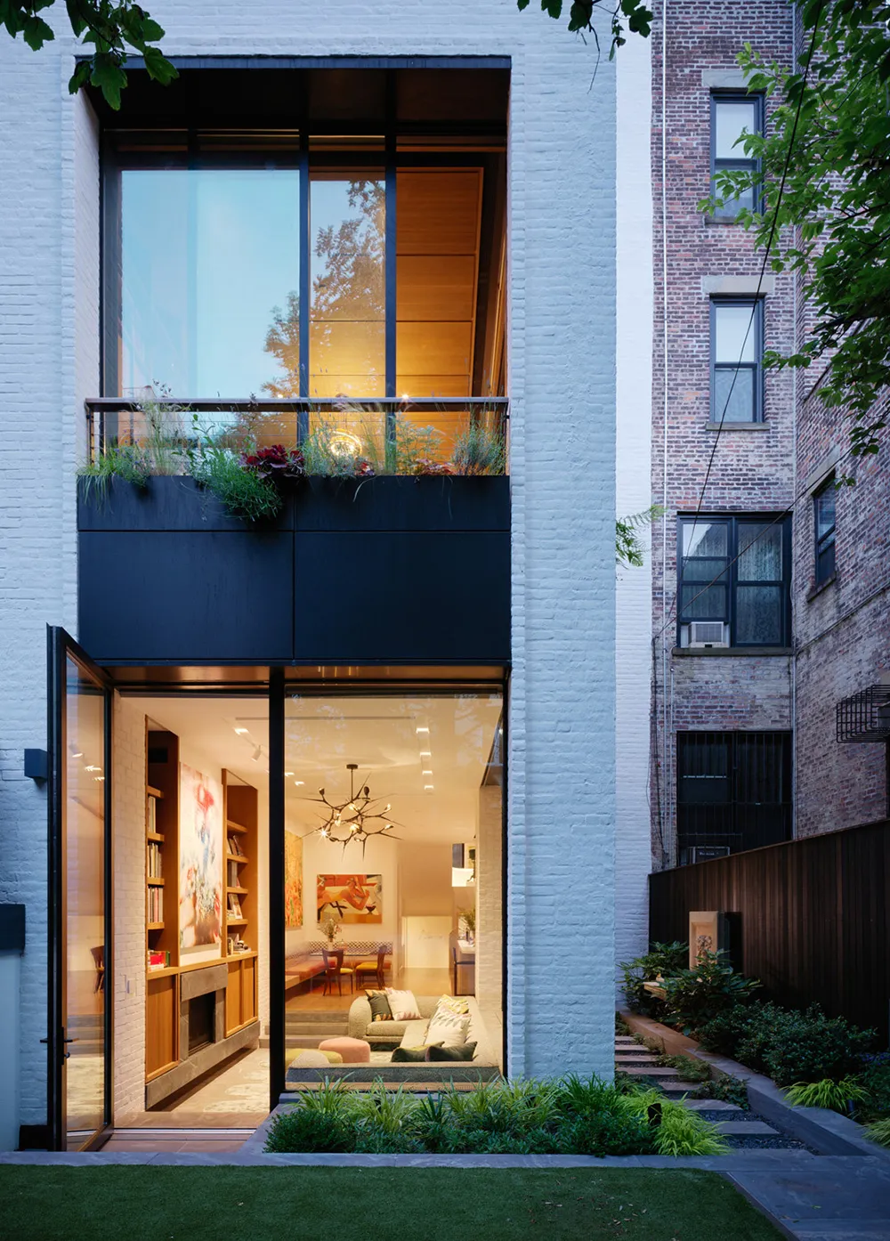 Mutiger Dekor im Design eines Hauses von Sammler in Brooklyn - Gallery image 1