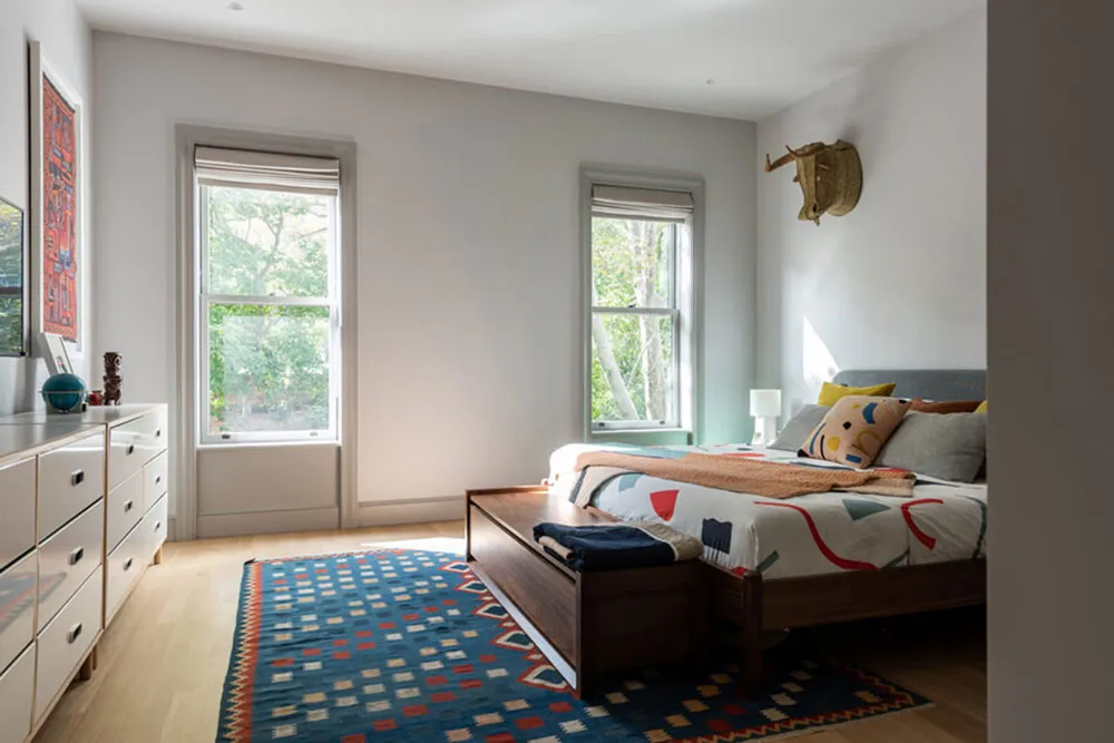 ब्रुकलिन में एक पुनर्संवर्धित ब्राउनस्टोन के अंदरूनी हिस्से में जीवंत रंग एवं पैटर्न
(Vibrant colors and patterns in the interior of a restored brownstone in Brooklyn) - Gallery image 12