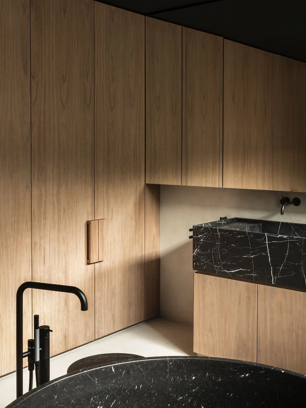 Minimalistisches Interior eines Hauses in Belgien mit stylischen schwarzen Akzenten - Gallery image 10