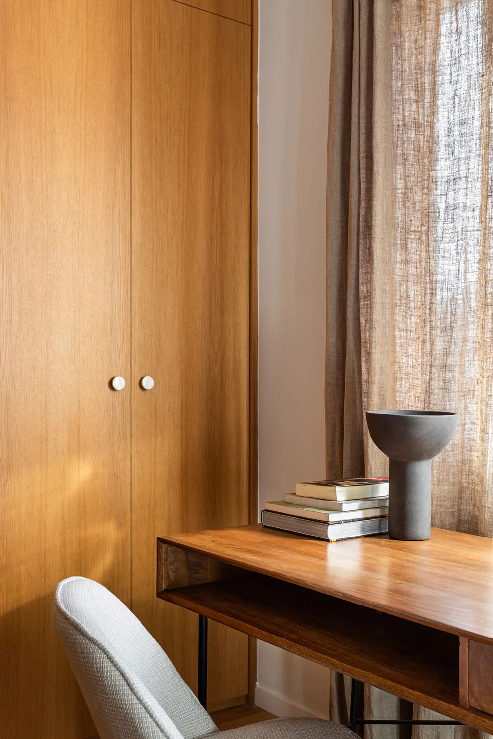 Columnas de concreto y diseño moderno acogedor: apartamento en Madrid - Gallery image 12