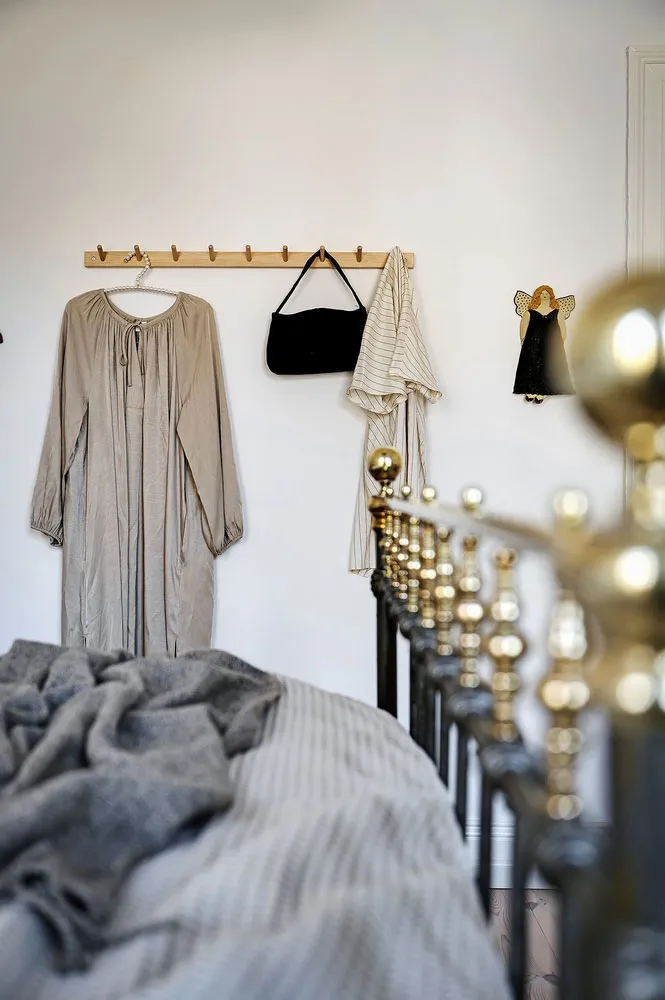 Apartamento escandinavo con sofá a rayas - Gallery image 17