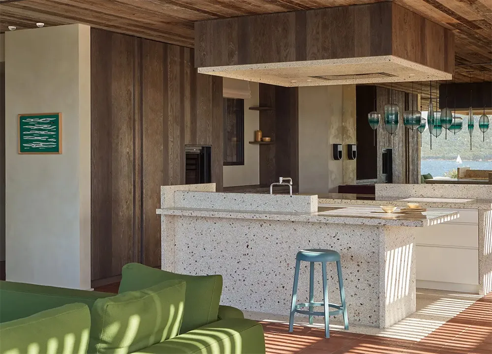 Green sofa and other vibrant details: beach house on Corsica - Gallery image 6