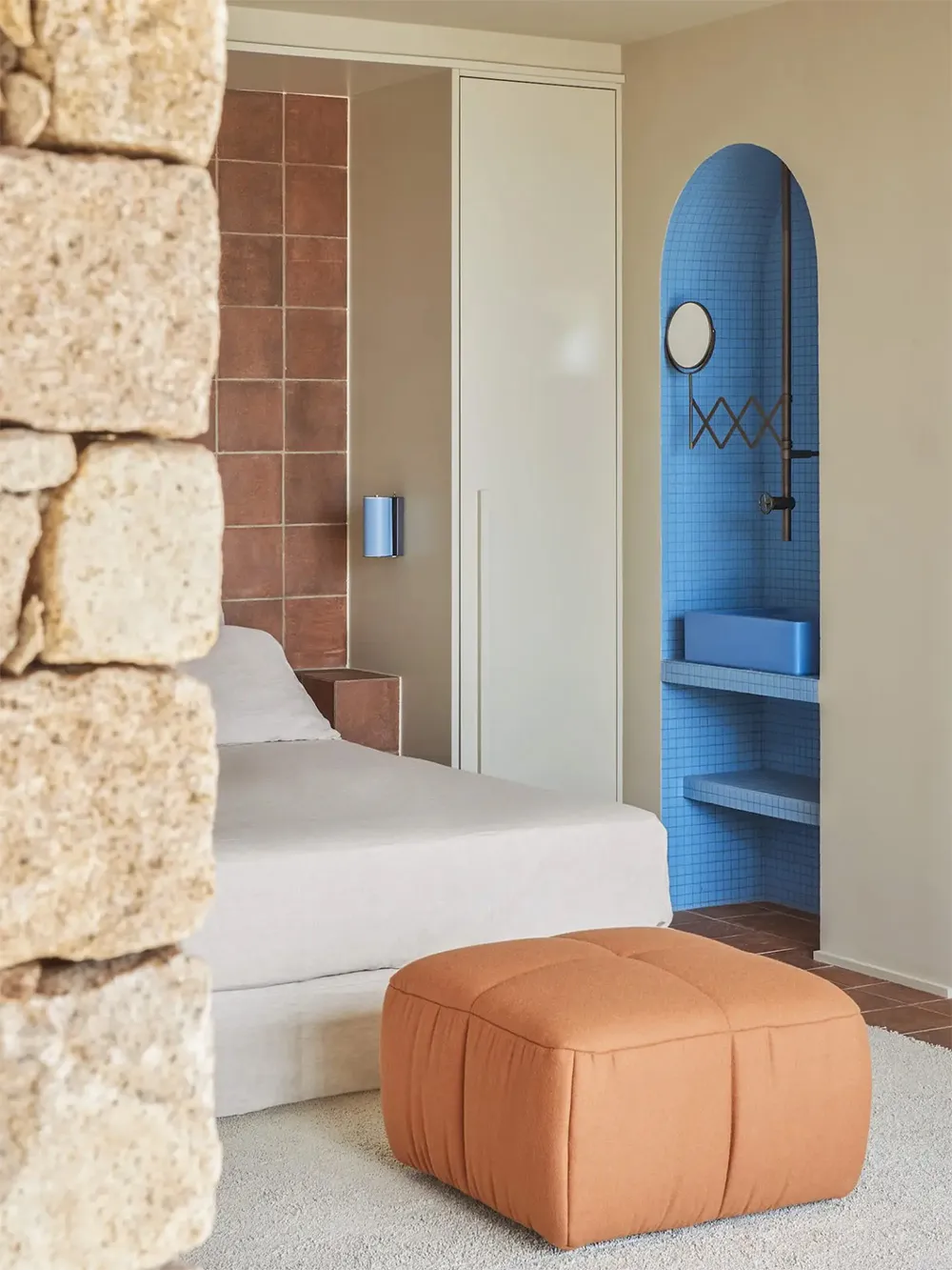 Green sofa and other vibrant details: beach house on Corsica - Gallery image 14